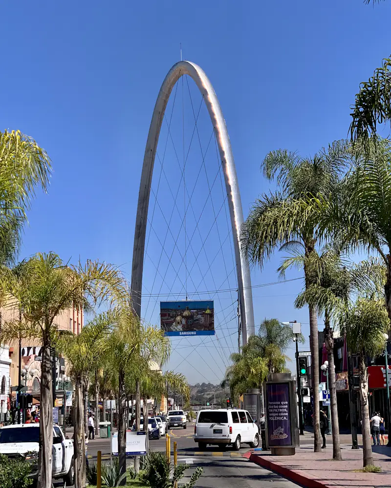 Arco monumental de Tijuana entre palmeras